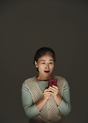 포토 JPG 스튜디오촬영 응시 여자 노년 할머니 검은배경 실내 한명 서기 들기 상반신 앞모습 실버라이프 스마트폰 놀람 피해 한국인 60대 보이스피싱 심각 노인여자한명만 국내포토 1 라이프스타일 시선 감정 뷰포인트 백그라운드 컨셉 모션 표정 사람 동양인 성인 내부 핸드폰 스마트기기 검은색 피싱 여자한명만 노인여자만 파일형식