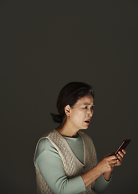 포토 JPG 스튜디오촬영 응시 여자 노년 할머니 검은배경 실내 한명 서기 들기 상반신 옆모습 실버라이프 스마트폰 놀람 피해 한국인 60대 보이스피싱 심각 노인여자한명만 국내포토 1 라이프스타일 시선 감정 뷰포인트 백그라운드 컨셉 모션 표정 사람 동양인 성인 내부 핸드폰 스마트기기 검은색 피싱 여자한명만 노인여자만 파일형식