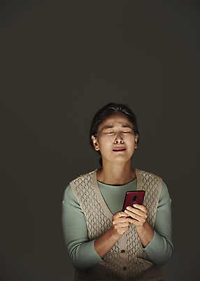 포토 JPG 스튜디오촬영 여자 노년 할머니 검은배경 실내 한명 서기 들기 상반신 앞모습 실버라이프 스마트폰 눈감음 놀람 피해 한국인 60대 울음 보이스피싱 심각 노인여자한명만 국내포토 1 라이프스타일 감정 뷰포인트 백그라운드 컨셉 모션 표정 사람 동양인 성인 내부 핸드폰 스마트기기 검은색 피싱 여자한명만 노인여자만 파일형식