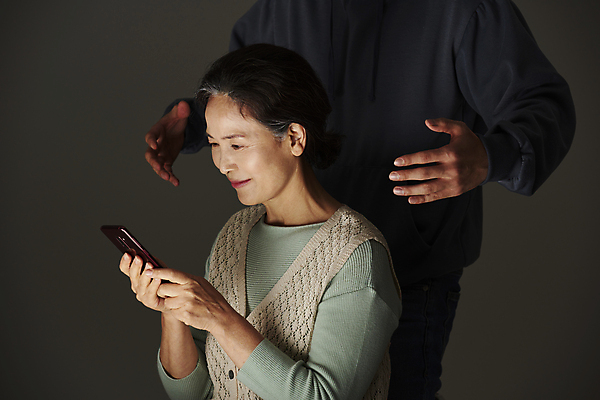포토 JPG 스튜디오촬영 응시 여자 노년 남자 할머니 검은배경 실내 그림자 서기 웃음 들기 손짓 상반신 성인 두명 앞모습 옆모습 실버라이프 스마트폰 손들기 피해 한국인 60대 범죄인 보이스피싱 국내포토 라이프스타일 시선 뷰포인트 백그라운드 모션 표정 사람 동양인 내부 핸드폰 스마트기기 검은색 범죄 피싱 파일형식