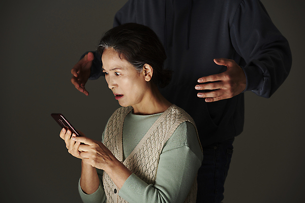 포토 JPG 스튜디오촬영 응시 여자 노년 남자 할머니 검은배경 실내 서기 들기 손짓 상반신 성인 두명 옆모습 실버라이프 스마트폰 손들기 놀람 피해 한국인 60대 범죄인 보이스피싱 국내포토 라이프스타일 시선 감정 뷰포인트 백그라운드 모션 표정 사람 동양인 내부 핸드폰 스마트기기 검은색 범죄 피싱 파일형식