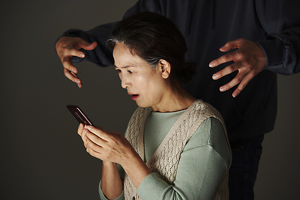 포토 JPG 스튜디오촬영 응시 여자 노년 남자 할머니 검은배경 실내 서기 들기 손짓 상반신 성인 두명 옆모습 실버라이프 스마트폰 손들기 놀람 피해 한국인 60대 범죄인 보이스피싱 국내포토 라이프스타일 시선 감정 뷰포인트 백그라운드 모션 표정 사람 동양인 내부 핸드폰 스마트기기 검은색 범죄 피싱 파일형식