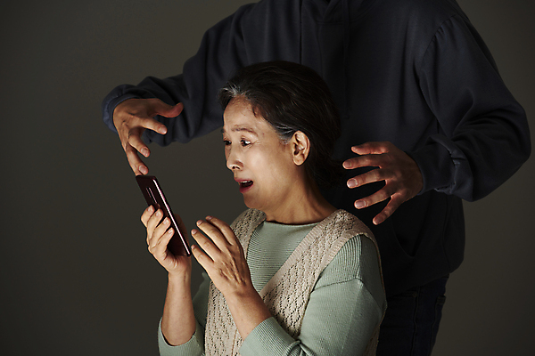 포토 JPG 스튜디오촬영 응시 여자 노년 남자 할머니 검은배경 실내 서기 들기 손짓 상반신 성인 두명 옆모습 실버라이프 스마트폰 손들기 놀람 피해 한국인 60대 범죄인 보이스피싱 국내포토 라이프스타일 시선 감정 뷰포인트 백그라운드 모션 표정 사람 동양인 내부 핸드폰 스마트기기 검은색 범죄 피싱 파일형식