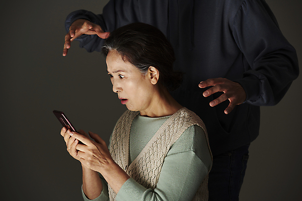 포토 JPG 스튜디오촬영 응시 여자 노년 남자 할머니 검은배경 실내 서기 들기 손짓 상반신 성인 두명 옆모습 실버라이프 스마트폰 손들기 놀람 피해 한국인 60대 범죄인 보이스피싱 국내포토 라이프스타일 시선 감정 뷰포인트 백그라운드 모션 표정 사람 동양인 내부 핸드폰 스마트기기 검은색 범죄 피싱 파일형식