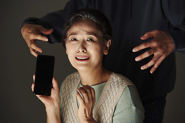 포토 JPG 스튜디오촬영 여자 노년 남자 할머니 검은배경 실내 서기 들기 손짓 상반신 성인 두명 앞모습 옆모습 실버라이프 스마트폰 손들기 놀람 피해 한국인 60대 무서움 범죄인 보여주기 보이스피싱 울상 국내포토 라이프스타일 감정 뷰포인트 백그라운드 모션 표정 사람 동양인 내부 핸드폰 스마트기기 검은색 범죄 피싱 파일형식