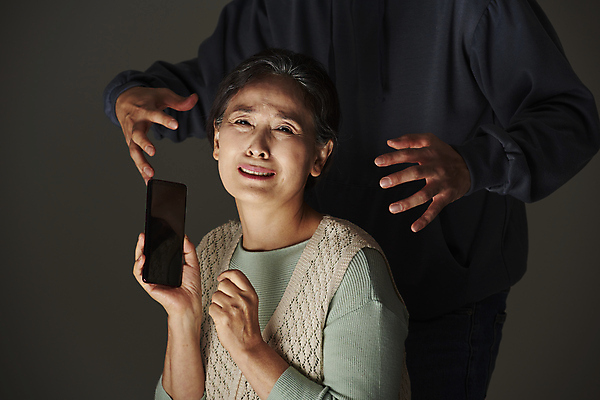포토 JPG 스튜디오촬영 응시 여자 노년 남자 할머니 검은배경 실내 서기 들기 손짓 상반신 성인 두명 앞모습 실버라이프 스마트폰 손들기 놀람 피해 한국인 60대 무서움 범죄인 보여주기 보이스피싱 울상 국내포토 라이프스타일 시선 감정 뷰포인트 백그라운드 모션 표정 사람 동양인 내부 핸드폰 스마트기기 검은색 범죄 피싱 파일형식