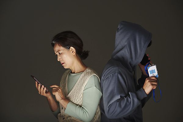 포토 JPG 스튜디오촬영 응시 여자 노년 남자 할머니 검은배경 실내 서기 들기 상반신 성인 두명 옆모습 실버라이프 스마트폰 놀람 피해 한국인 60대 범죄인 통화 보이스피싱 신분증 검찰 사칭 국내포토 라이프스타일 시선 감정 뷰포인트 백그라운드 모션 표정 사람 동양인 내부 핸드폰 스마트기기 검은색 범죄 증명서 피싱 파일형식