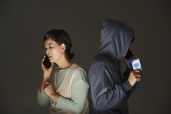 포토 JPG 스튜디오촬영 여자 노년 남자 할머니 검은배경 실내 서기 들기 상반신 성인 두명 옆모습 실버라이프 스마트폰 놀람 피해 한국인 60대 범죄인 통화 보이스피싱 신분증 검찰 사칭 국내포토 라이프스타일 감정 뷰포인트 백그라운드 모션 표정 사람 동양인 내부 핸드폰 스마트기기 검은색 범죄 증명서 피싱 파일형식