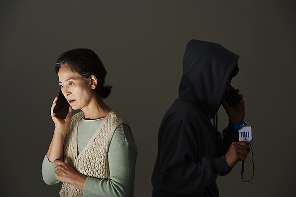 포토 JPG 스튜디오촬영 여자 노년 남자 할머니 검은배경 실내 서기 들기 상반신 성인 두명 옆모습 실버라이프 스마트폰 놀람 피해 한국인 60대 범죄인 통화 보이스피싱 신분증 검찰 사칭 국내포토 라이프스타일 감정 뷰포인트 백그라운드 모션 표정 사람 동양인 내부 핸드폰 스마트기기 검은색 범죄 증명서 피싱 파일형식