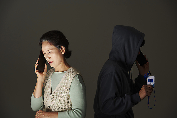 포토 JPG 스튜디오촬영 여자 노년 남자 할머니 검은배경 실내 서기 들기 상반신 성인 두명 옆모습 실버라이프 스마트폰 놀람 피해 한국인 60대 범죄인 통화 보이스피싱 신분증 검찰 사칭 국내포토 라이프스타일 감정 뷰포인트 백그라운드 모션 표정 사람 동양인 내부 핸드폰 스마트기기 검은색 범죄 증명서 피싱 파일형식