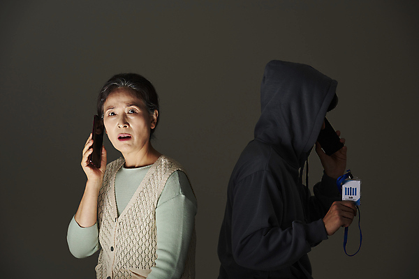 포토 JPG 스튜디오촬영 응시 여자 노년 남자 할머니 검은배경 실내 서기 들기 상반신 성인 두명 앞모습 옆모습 실버라이프 스마트폰 놀람 피해 한국인 60대 범죄인 걱정 보이스피싱 신분증 검찰 사칭 국내포토 라이프스타일 시선 감정 뷰포인트 백그라운드 모션 표정 사람 동양인 내부 핸드폰 스마트기기 검은색 범죄 증명서 피싱 파일형식