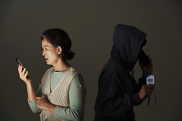 포토 JPG 스튜디오촬영 응시 여자 노년 남자 할머니 검은배경 실내 서기 들기 상반신 성인 두명 옆모습 실버라이프 스마트폰 놀람 피해 한국인 60대 범죄인 걱정 통화 보이스피싱 신분증 검찰 사칭 국내포토 라이프스타일 시선 감정 뷰포인트 백그라운드 모션 표정 사람 동양인 내부 핸드폰 스마트기기 검은색 범죄 증명서 피싱 파일형식