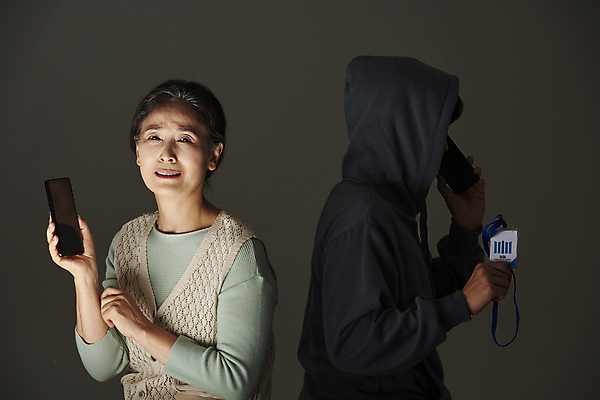 포토 JPG 스튜디오촬영 응시 여자 노년 남자 할머니 검은배경 실내 서기 들기 상반신 성인 두명 앞모습 옆모습 실버라이프 스마트폰 놀람 피해 한국인 60대 무서움 범죄인 통화 보이스피싱 신분증 울상 검찰 사칭 국내포토 라이프스타일 시선 감정 뷰포인트 백그라운드 모션 표정 사람 동양인 내부 핸드폰 스마트기기 검은색 범죄 증명서 피싱 파일형식