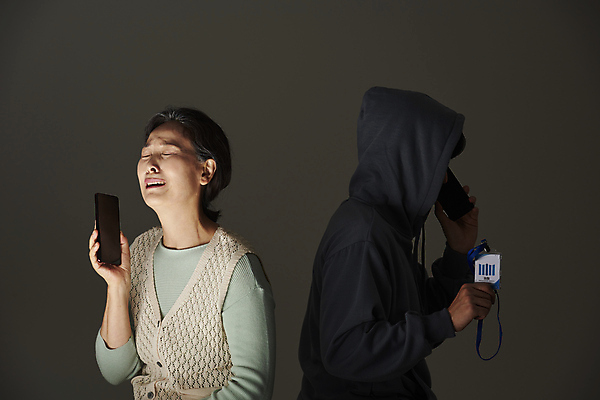 포토 JPG 스튜디오촬영 여자 노년 남자 할머니 검은배경 실내 서기 들기 상반신 성인 두명 옆모습 실버라이프 스마트폰 놀람 피해 한국인 60대 울음 범죄인 통화 보이스피싱 신분증 검찰 사칭 국내포토 라이프스타일 감정 뷰포인트 백그라운드 모션 표정 사람 동양인 내부 핸드폰 스마트기기 검은색 범죄 증명서 피싱 파일형식
