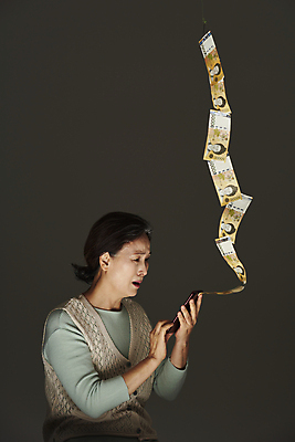 포토 JPG 스튜디오촬영 응시 여자 노년 할머니 지폐 돈 검은배경 실내 한명 서기 들기 상반신 옆모습 실버라이프 스마트폰 놀람 피해 한국인 60대 떠있는 절도 오만원 보이스피싱 인출 노인여자한명만 뺏기 국내포토 1 라이프스타일 시선 감정 뷰포인트 백그라운드 모션 표정 사람 동양인 성인 내부 핸드폰 스마트기기 검은색 범죄 재산 피싱 여자한명만 노인여자만 파일형식