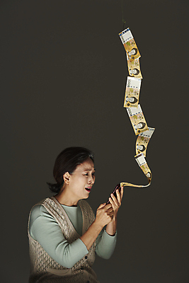 포토 JPG 스튜디오촬영 응시 여자 노년 할머니 지폐 돈 검은배경 실내 한명 서기 들기 상반신 옆모습 실버라이프 스마트폰 놀람 피해 한국인 60대 떠있는 절도 오만원 보이스피싱 인출 노인여자한명만 뺏기 국내포토 1 라이프스타일 시선 감정 뷰포인트 백그라운드 모션 표정 사람 동양인 성인 내부 핸드폰 스마트기기 검은색 범죄 재산 피싱 여자한명만 노인여자만 파일형식