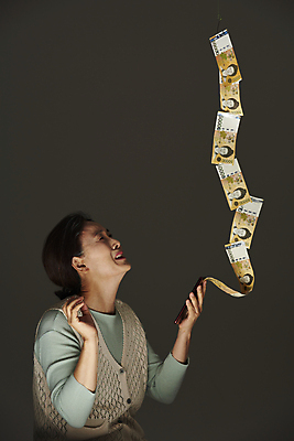 포토 JPG 스튜디오촬영 여자 노년 할머니 지폐 돈 검은배경 실내 한명 서기 들기 상반신 옆모습 실버라이프 스마트폰 놀람 피해 한국인 60대 떠있는 울음 절도 오만원 보이스피싱 울상 인출 노인여자한명만 뺏기 국내포토 1 라이프스타일 감정 뷰포인트 백그라운드 모션 표정 사람 동양인 성인 내부 핸드폰 스마트기기 검은색 범죄 재산 피싱 여자한명만 노인여자만 파일형식