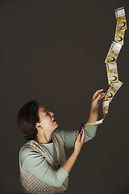 포토 JPG 스튜디오촬영 여자 노년 할머니 지폐 돈 검은배경 실내 한명 서기 들기 상반신 옆모습 실버라이프 스마트폰 놀람 피해 한국인 60대 떠있는 절도 오만원 손뻗기 보이스피싱 울상 인출 노인여자한명만 뺏기 국내포토 1 라이프스타일 감정 뷰포인트 백그라운드 모션 표정 사람 동양인 성인 내부 핸드폰 스마트기기 검은색 범죄 재산 피싱 여자한명만 노인여자만 파일형식