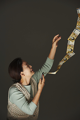 포토 JPG 스튜디오촬영 여자 노년 할머니 지폐 돈 검은배경 실내 한명 서기 들기 상반신 옆모습 실버라이프 스마트폰 놀람 피해 한국인 60대 떠있는 절도 오만원 손뻗기 보이스피싱 울상 인출 노인여자한명만 뺏기 국내포토 1 라이프스타일 감정 뷰포인트 백그라운드 모션 표정 사람 동양인 성인 내부 핸드폰 스마트기기 검은색 범죄 재산 피싱 여자한명만 노인여자만 파일형식