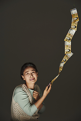 포토 JPG 스튜디오촬영 응시 여자 노년 할머니 지폐 돈 검은배경 실내 한명 서기 들기 상반신 앞모습 실버라이프 스마트폰 놀람 주먹 피해 한국인 60대 떠있는 절도 오만원 보이스피싱 울상 인출 노인여자한명만 뺏기 속상함 국내포토 1 라이프스타일 시선 감정 뷰포인트 백그라운드 모션 표정 사람 동양인 성인 내부 핸드폰 스마트기기 검은색 범죄 재산 피싱 여자한명만 노인여자만 파일형식