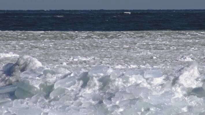 파도 바다 겨울 자연 날씨 사람없음 물 냉동 얼음 검은색 흐름 추위 껍질 크리스탈 빙하 서리 폭풍 결정체 엘리먼트 우크라이나 수평선 오데사 4K MP4 해외동영상 클립영상 자연요소 계절 유럽 컬러 컨셉 광석 생태계 동영상 파일형식