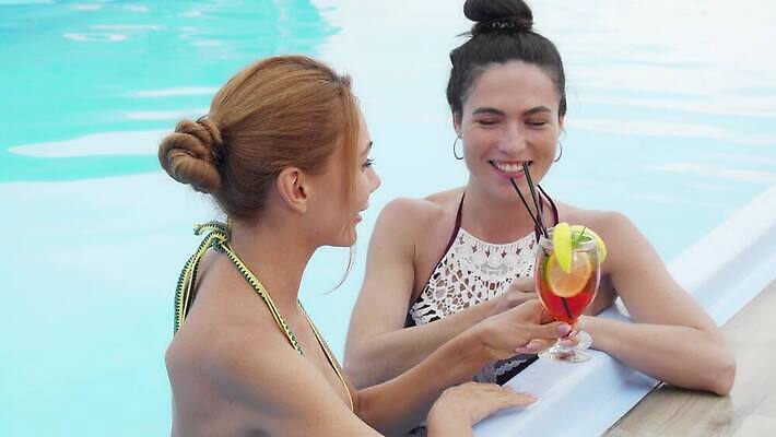 라이프스타일 여자 수영복 행복 음료 바다 여행 2 신체 통신 호텔 휴가 기념 수영장 함께함 두명 물 여름 친구 비키니 햇빛 파티 수영 우정 기쁨 알코올 칵테일 선탠 당구 휴양지 주말 이국적 맛있는 4K MOV 해외동영상 클립영상 자연요소 옷 계절 감정 컨셉 관계 숙소 주류 사람 이벤트 생활 태양 구기 장소 수상스포츠 동영상 파일형식