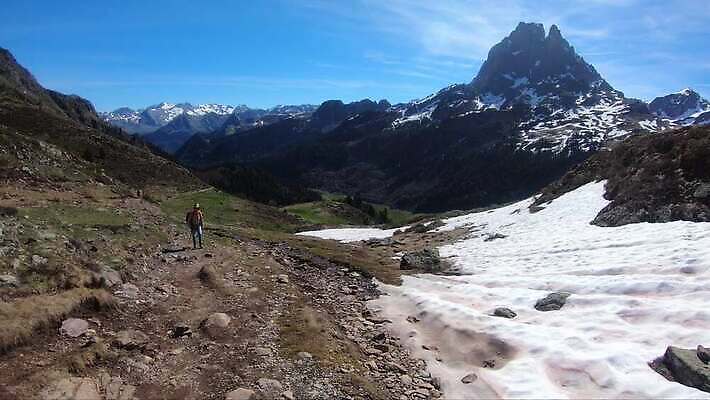 유럽 자연 산 파노라마 한명 풍경 야외 컬러풀 걷기 프랑스 가을 정상 고도 대서양 내추럴 프랑스어 산악지대 랜드마크 전국 절정 하이커 4K MP4 해외동영상 클립영상 문자 1 계절 나라 바다 컬러 여행 모션 촬영기법 사람 생태계 동영상 파일형식