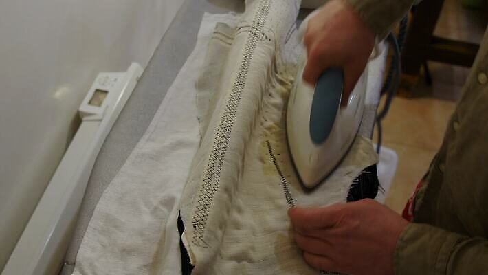 모델 직업 라이프스타일 디자인 옷 남자 실루엣 백그라운드 셔츠 비즈니스 사업가 실내 한명 사람 정장 유행 상점 검은색 직물 작업실 클래식 고급 우아함 수증기 마네킹 바느질 디자이너 수집 철 질감 기선 소매 재단 재단사 스타일리스트 핸드메이드 스타일 4K MP4 해외동영상 클립영상 1 컬러 컨셉 상의 배_교통 촬영기법 내부 생활 동영상 파일형식