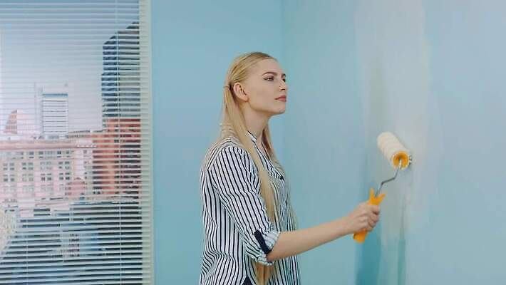 여자 꽃 벽 컬러 창문 아파트 주택 한명 내부 장식 인테리어 사무실 고층빌딩 페인트 방 공구 붓 업무 얼룩 그리기 수리 롤러 페인트붓 화가 DIY 업그레이드 4K MOV 해외동영상 슬로모션 클립영상 식물 직업 1 디자인 비즈니스 모션 촬영기법 사람 빌딩 취미 건물 도구 작업 동영상 파일형식