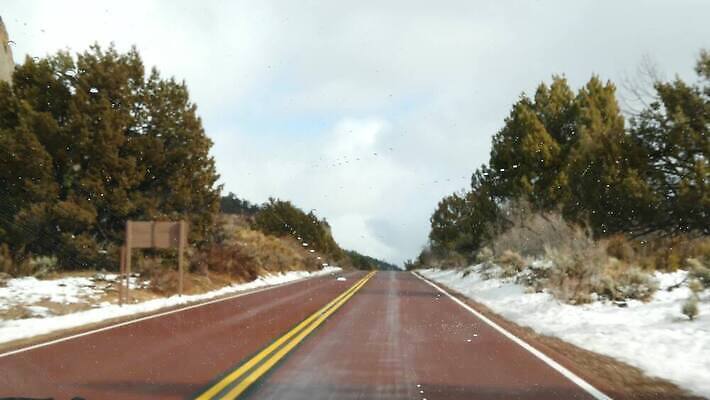 여행 겨울 곡선 자동차 유리 산 항해 사람없음 빨간색 노란색 계곡 미국 운전 고속도로 황무지 분위기 땅 인도인 환경보전 지역 애리조나 루트 방법 시온산 자동 직진 1인칭시점 4K MP4 해외동영상 클립영상 외국인 시선 계절 도로 선 육상교통 컬러 컨셉 북아메리카 배_교통 모션 재질 동양인 사회이슈 동영상 파일형식