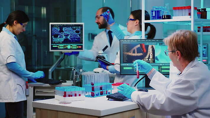 직업 과학 건강 현미경 실험 치료 약 장비 간호사 의사 그룹 혈액 엔지니어 실험실 바이러스 보호 질병 생명공학 야간 저녁 연구원 과학자 분석 직원 하이테크 미생물 혁명 개발 백신 전염병 코로나바이러스 4K MOV 해외동영상 클립영상 자연요소 컨셉 의학 생물 기술 실험기구 의료진 기술자 동영상 학자 파일형식