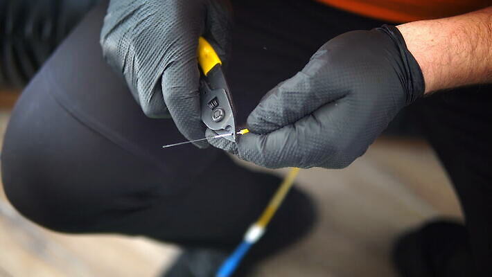 컬러 백그라운드 인터넷 비즈니스 통신 기술 파란색 빛 컴퓨터 글로벌 디지털 기계 장비 기구 네트워크 센터 실험실 플러그 코드 제조 전기에너지 연결 접속 속도 싱글 퓨전 승객 섬유 획득 공학 광학 검안사 4K MOV 해외동영상 클립영상 직업 교육 실험 전자제품 에너지 직물 동영상 파일형식 안경사