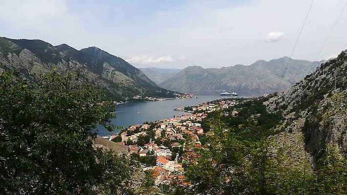 유럽 호수 바다 컬러 여행 요트 건축양식 자연 하늘 휴가 산 거리 주택 파노라마 사람없음 야외 건물 초록색 물 반사 마을 항구 맑음 도시 만 보트 작음 지중해 포트 타운 랜드마크 몬테네그로 MOV 해외동영상 클립영상 자연요소 건축물 건축 나라 배_교통 교통시설 날씨 촬영기법 크기 생태계 동영상 파일형식