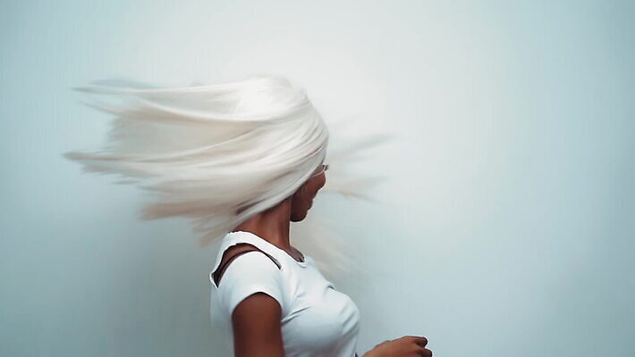 백인 모델 헤어스타일 손 배너 드레스 포즈 흑인 비즈니스 바닥 실내 파노라마 한명 앉기 뷰티 숫자 유행 모임 덮개 흰색 고급 잡지 누드 발사 디자이너 미녀 경영자 상업 예술가 스타일리스트 헤딩 스타일 MOV 해외동영상 클립영상 서양인 직업 문자 1 옷 컬러 컨셉 모션 촬영기법 사람 내부 신체부위 간행물 축구 뚜껑 미인 리더 동영상 파일형식