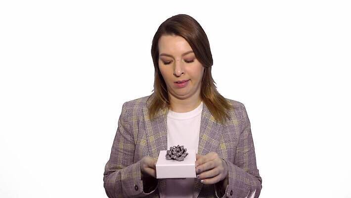 백인 손 응시 감정 백그라운드 휴가 손바닥 선물 한명 사람 상자 금발 놀람 분노 축하 표현 잡기 던지기 좌절 충격 보여주기 나쁜 고립 부정적 4K MOV 해외동영상 클립영상 서양인 1 헤어스타일 시선 컨셉 모션 표정 신체부위 동영상 파일형식