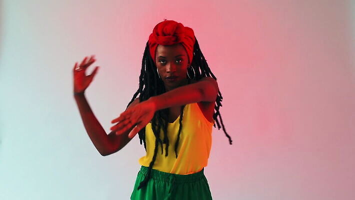 스튜디오촬영 라이프스타일 웰빙 여자 음악 청소년 미소 웃음 두명 10대 빨간색 활발 연주자 댄서 신선 유머 정상 터번 성인여자만 MOV 해외동영상 클립영상 직업 감정 컬러 컨셉 문화예술 실내 표정 사람 생활 음악가 머리장식 동영상 여자만 성인만 파일형식