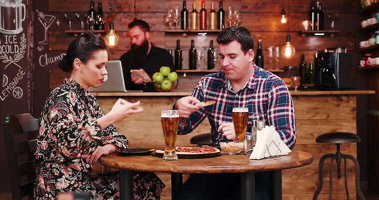 백인 라이프스타일 커플 행복 음료 음식 유리 탁자 휴가 맥주 피자 함께함 실내 대화 미소 웃음 사람 내부 친구 파티 식당 모임 축하 알코올 칵테일 바 그룹 야간 저녁 계산대 주말 채팅 유흥 4K MOV 해외동영상 클립영상 자연요소 서양인 감정 가구 컨셉 관계 재질 주류 패스트푸드 서양음식 표정 말하기 이벤트 생활 상점 동영상 파일형식