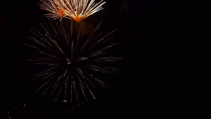 기념일 여행 백그라운드 하늘 불 휴가 불꽃 기념 폭죽 불꽃놀이 이벤트 사람없음 빨간색 물 빛 강 컬러풀 파티 축제 기쁨 축하 도시 야간 저녁 쇼 경례 스카이라인 광 크리스마스이브 4K MOV 해외동영상 클립영상 자연요소 감정 컬러 컨셉 크리스마스 놀이 인사 동영상 파일형식