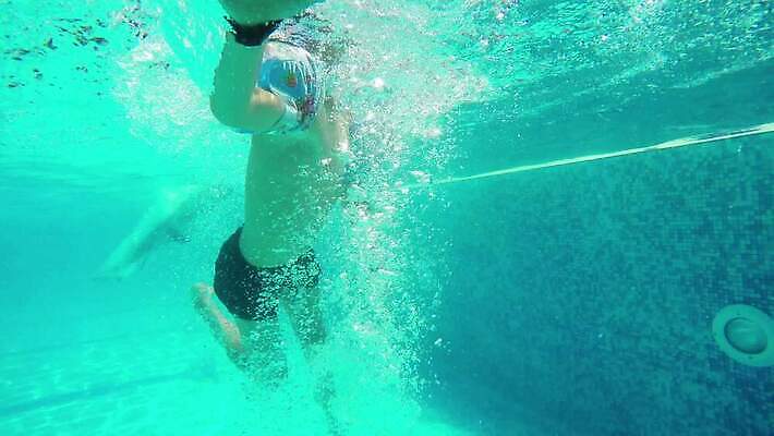 백인 여자 행복 어린이 스포츠 이동 신체 장난 표면 휴가 건강 한명 미소 안전 사람 소년 물 빛 학습 햇빛 태양 점프 수중 수영 기쁨 광선 벨트 연못 반지 당구 아래 공포 수영선수 고무 4K MP4 해외동영상 클립영상 자연요소 서양인 1 잡화 교육 남자 감정 컨셉 장신구 모션 운동선수 표정 구기 수상스포츠 방향 위치 동영상 파일형식