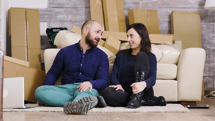 백인 커플 여자 남자 행복 2 관계 모션 열쇠 새로움 아파트 주택 함께함 실내 사랑 미소 사람 성인 세명 상자 기쁨 방 잡기 재산 시작 주기 위치 보여주기 리빙 대출 진짜 소유 4K MOV 해외동영상 클립영상 서양인 감정 컨셉 표정 내부 건물 금융 동영상 파일형식