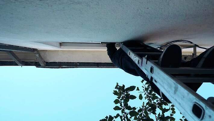 백인 직업 남자 산업 노동자 작업복 사람 성인 사람없음 건물 장비 추위 업무 기술자 엔지니어 수리 확인 서비스 장인 유지 냉각기 린스 설치 제어 조작 4K MP4 해외동영상 클립영상 서양인 건축물 옷 작업 동영상 파일형식