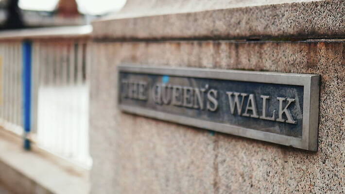 나무 식물 영어 공원 유럽 벽 여행 백그라운드 건축양식 난간 하늘 영국 잉글랜드 거리 풍경 사람없음 야외 초록색 강 도시풍경 걷기 금속 산책 산책로 바위 도시 역사 숲 사인 런던 내추럴 랜드마크 명패 옛날 철강 콘크리트 레터링 4K MOV 해외동영상 클립영상 문자 공공시설 건축 나라 길 컬러 모션 재질 휴식 돌_바위 동영상 파일형식