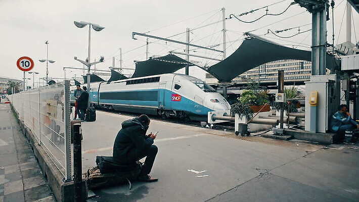 유럽 여행 컨셉 건축양식 창문 교통시설 유리 미래 사람없음 내부 건물 여행객 금속 힘 기찻길 기차 프랑스 도시 역 철 도착 속도 출발 일반 공학 단상 적재 총알 프랑스어 리옹 선로 1인칭시점 4K MOV 해외동영상 클립영상 문자 건축물 시선 교육 건축 나라 무기 육상교통 교통 재질 대중교통 사람 시설 동영상 파일형식