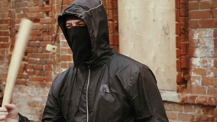 응시 벽 장갑 컨셉 벽돌 가면 한명 서기 검은색 축구 어둠 야구 분노 잡기 악단 부채 막대기 범죄 연기 위험 공격 클럽 싸움 박쥐 동영상 반항 깡패 공격적 때리기 살인범 4K MOV 해외동영상 클립영상 1 시선 잡화 감정 음악 컬러 포유류 모션 사람 구기 파일형식