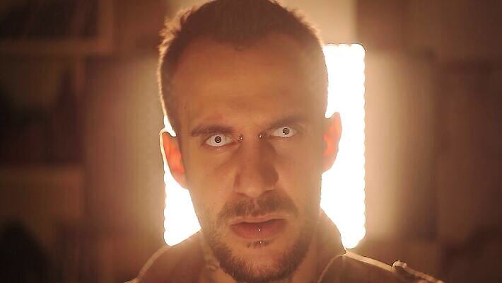 여자 얼굴 여행 백그라운드 오렌지 자연 하늘 불 휴가 미술 한명 사람 소년 빨간색 초록색 물 빛 검은색 어둠 할로윈 죽음 표현 닫기 유령 야간 위험 신비 무서움 악마 공상 흡혈귀 나쁜 고딕 몬스터 악몽 지옥 호러 오싹 4K MP4 해외동영상 클립영상 자연요소 1 남자 감정 어린이 컬러 컨셉 과일 모션 문화예술 신체부위 생태계 공포 동영상 파일형식