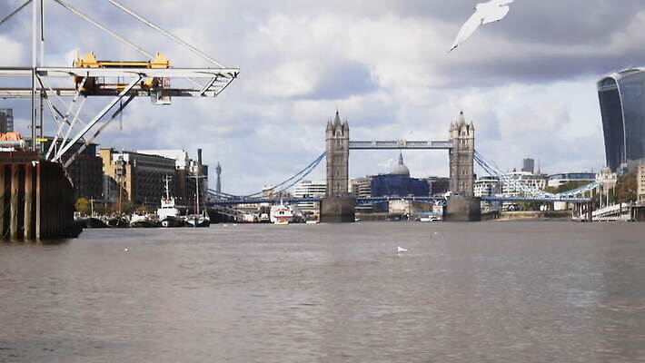 주간 구름 유럽 산업 상징 여행 건축양식 하늘 아침 영국 잉글랜드 파노라마 사람없음 건물 물 빛 강 도시풍경 항구 고층빌딩 회색 도시 역사 심볼 런던 암초 포트 스카이라인 천연기념물 랜드마크 수도권 템스강 4K MOV 해외동영상 클립영상 자연요소 건축물 건축 나라 컬러 교통시설 촬영기법 풍경 빌딩 지역 동영상 파일형식