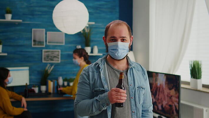 학생 응시 여자 행복 컨셉 거실 휴식 아파트 주택 맥주 대화 가면 마스크 미소 친구 글로벌 파티 카메라 우정 펼침 기쁨 축하 생일 그룹 바이러스 보호 예방 번짐 주말 소셜 코로나바이러스 사회적거리두기 사교적 뉴노멀 4K MOV 해외동영상 클립영상 시선 기념일 감정 캠페인 관계 모션 주류 표정 말하기 사람 이벤트 건물 경제 전자제품 동영상 파일형식 효과