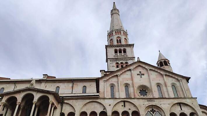 유럽 건축양식 하늘 거리 사람없음 야외 건물 파란색 조각상 성당 교회 탑 이탈리아 세계문화유산 종 도시 사찰 중세 역사 재산 정사각형 대성당 타운 종탑 랜드마크 로마네스크 바실리카 4K MOV 해외동영상 클립영상 도형 건축물 건축 나라 컬러 종교건축 금융 조형물 문화재 동영상 파일형식
