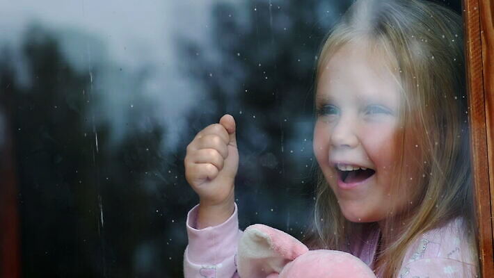 백인 감정 얼굴 어린이 백그라운드 창문 유리 스트레스 피곤 한명 사람 앉기 반사 외침 고통 슬픔 좌절 고독 충돌 버리기 배고픔 긴장 비명 소셜 우울감 우울증 혼자 4K MOV 해외동영상 클립영상 서양인 1 컨셉 모션 재질 신체부위 소리 질병 동영상 파일형식