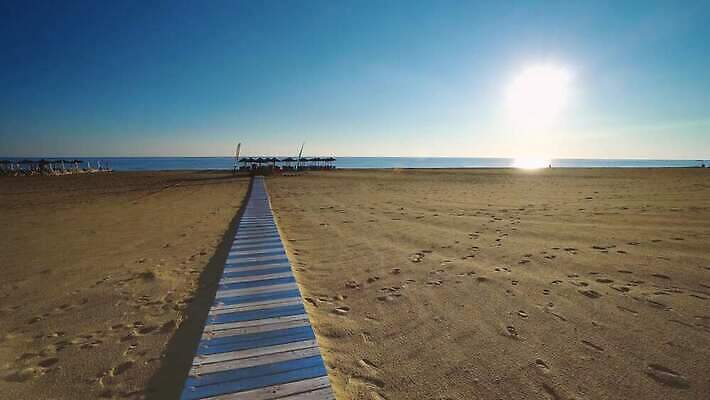 길 모래 바다 여행 백그라운드 자연 탁자 하늘 휴가 사람없음 야외 목재 물 파란색 모래사장 햇빛 태양 산타클로스 걷기 맑음 산책 산책로 흰색 널 쿠바 내추럴 자메이카 1인칭시점 플로리다 비어있는 4K MP4 해외동영상 클립영상 자연요소 나무 시선 컬러 가구 크리스마스 북아메리카 재료 모션 날씨 휴식 미국 중앙아메리카 생태계 동영상 파일형식